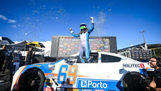 A NASCAR Brasil Series concluiu neste domingo (3) a segunda etapa da temporada 2026 com vitória de Nicolas Costa no Autódromo Internacional Zilmar Beux, em Cascavel. Após 17 voltas em 28m42s326, o piloto do Chevrolet Camaro # 69 garantiu o resultado na prova disputada com pneus slick da Pirelli, enquanto Vitor Genz manteve a liderança do campeonato.