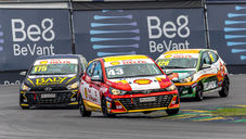 A quarta etapa da Copa Hyundai HB20 foi encerrada neste domingo (30), em Interlagos, com vitórias de Felipe Malinowski na PRO, Rafael Silva na Elite, Silas Passos na Super e Mika Peixoto na Super Feminina. A corrida disputada no circuito paulistano teve disputas em todas as categorias, intervenções do safety-car e uma alteração no resultado da Super Feminina após punição aplicada depois da bandeirada.