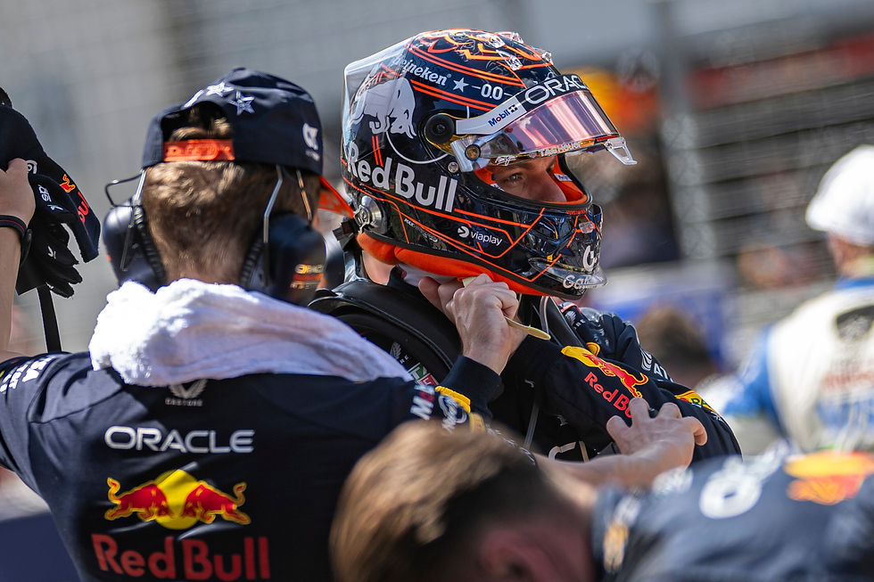 Após uma semana de pausa, a Fórmula 1 retorna ao Red Bull Ring para o Grande Prêmio da Áustria de 2026 em meio a um cenário de forte tensão no campeonato, com a escalada de Lewis Hamilton pela Ferrari, a consistência da Mercedes e a ameaça da McLaren, além de altas temperaturas previstas e um circuito de 4,326 km com 71 voltas e recorde de Oscar Piastri em 1m07s924.