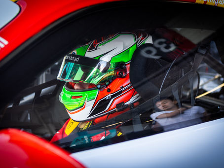 Matheus Comparatto encerrou a primeira corrida da Porsche Cup em Le Mans na oitava colocação depois de largar em 12º com o Porsche #118. Após enfrentar dificuldades na sessão classificatória, o piloto Shell avançou quatro posições ao longo das 11 voltas da prova de 45 minutos e garantiu um lugar na quarta fila para a bateria decisiva, marcada para sábado, às 5h25 de Brasília.