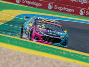 A temporada 2026 da Stock Light chega a mais um momento especial para Luís Trombini. Depois de construir uma trajetória consistente nas etapas de Interlagos e Goiânia, o piloto do Chevrolet #63 da RKL Competições/SG28 Racing se prepara para um novo desafio: sua estreia no Autódromo Internacional de Cuiabá, palco da terceira etapa do campeonato e de uma das corridas mais aguardadas do calendário.
