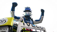 Danilo Dirani e Nicolas Giaffone asseguraram as pole positions da etapa de Cascavel da Copa Truck Be8 BeVant neste sábado (2), em sessões marcadas por chuva intensa. Na divisão PRO, Dirani registrou 1min32s121, enquanto, na Elite, Giaffone cravou 1min34s964. O grid foi definido em segmento único de 15 minutos, sob condições adversas no Autódromo Internacional Zilmar Beux.