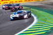 A BMW conquistou neste domingo (12) a vitória nas 6 Horas de São Paulo, quarta etapa da temporada 2026 do Campeonato Mundial de Endurance (FIA WEC). O triunfo em Interlagos marcou a segunda vitória da fabricante alemã na era Hypercar, interrompeu a sequência recente de bons resultados de Cadillac e Toyota e foi acompanhado por 84.960 espectadores ao longo dos três dias do evento. Na LMGT3, a Racing Team Turkey by TF alcançou sua primeira vitória na categoria.