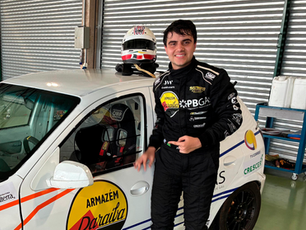 O Autódromo de Interlagos será o cenário de uma das transições mais significativas na carreira de João Guimarães. No próximo dia 22 de fevereiro, o piloto paraibano de 17 anos faz sua estreia oficial na STR Sitdrive Touring Race, trocando o cockpit dos monopostos pelo desafio dos carros de Turismo. Para este novo capítulo, João traz um trunfo estratégico: a familiaridade com o “Templo” paulista, onde acumulou quilometragem e pódios nas categorias de Fórmula 1600 e Fórmula eVolution.