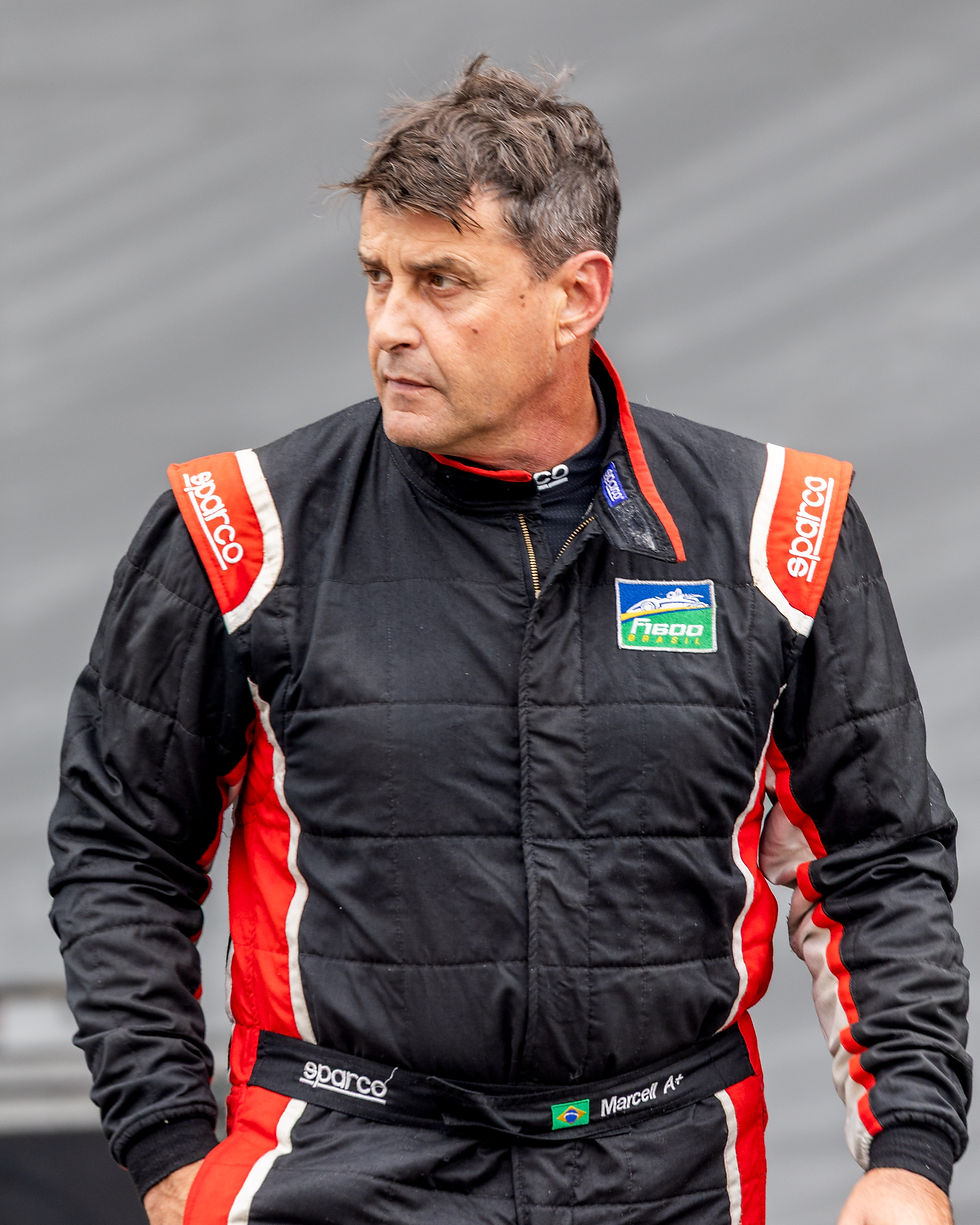 A 2ª Etapa da Fórmula 1600, disputada no Autódromo de Interlagos, foi marcada por intensidade e superação para Marcel Fachini. O piloto da Juka Motors viveu um fim de semana de extremos: enfrentou sérios problemas mecânicos que o impediram de participar da classificação, largou da penúltima posição na Corrida 1, construiu uma vitória memorável no sábado e voltou a liderar a Corrida 2 até um incidente nas voltas finais mudar o desfecho da prova.