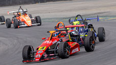 A Fórmula 1600 retorna a Interlagos nos dias 1º e 2 de agosto para uma etapa muito importante na construção do campeonato. Depois da rodada de Cascavel, Lucas Monteiro lidera a classificação geral com 165 pontos, dez à frente de Marcel Fachini. A 8ª etapa também começa com confrontos diretos nas divisões Super, Master e Light.