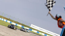 A vitória na quinta etapa do Ouribank Endurance Brasil 2026 só ganhou forma na metade da última volta. Neste sábado (1º), em Santa Cruz do Sul, Renan Guerra aproveitou a passagem por um retardatário da GT4, superou Enzo Elias e levou a Ligier JS P320 #27, compartilhada com Marco Pisani e Gustavo Kiryla, ao primeiro lugar. Após três horas, os três primeiros ficaram separados por 1s043.