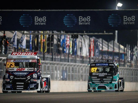 Leandro Totti deixou Cuiabá com a vitória na Corrida 1, o segundo lugar na prova complementar e 40 pontos somados, resultado que ampliou para 31 pontos sua vantagem na liderança da Copa Truck Be8 BeVant. Danilo Dirani completou a noite de sábado (1º) com seu primeiro triunfo na temporada, em uma etapa marcada pelo domínio da Iveco no novo Autódromo Internacional de Mato Grosso.