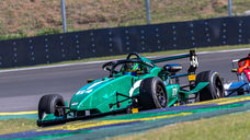A primeira experiência de Lourenço Varela (Ink Planejados/Cogo Home) nos monopostos terminou com dois pódios na classe Rookie da Fórmula Delta. Aos 14 anos, o catarinense dividiu o fim de semana em Interlagos entre a Delta e a Fórmula Evolution, com duas chegadas em quinto na classe e dois abandonos na segunda categoria.