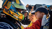 Felipe Fraga venceu a corrida principal da Stock Car em Santa Cruz do Sul neste domingo (9), chegou ao 26º triunfo na categoria e ampliou para 183 pontos a vantagem na liderança do campeonato. O piloto do Mitsubishi Eclipse Cross conquistou a terceira vitória de 2026 no Dia dos Pais, diante do filho Daniel, de um ano, que o viu vencer pela primeira vez.