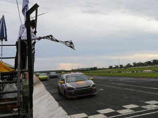 O Campeonato Turismo 1.4 Brasil encerrou neste domingo (8) a primeira de seis etapas da temporada 2026 no Autódromo Orlando Moura, em Campo Grande (MS), com a realização da Corrida 2 das categorias PRO e ELITE. Depois de três dias de atividades, que começaram na sexta-feira com treinos livres, passaram pelos classificatórios e pela Corrida 1 no sábado, os pilotos voltaram à pista para a última disputa do fim de semana e definiram mais dois vencedores na primeira etapa do ano.