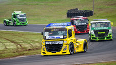 Pilotando um DAF, o paranaense Joãozinho Santa Helena conquistou a vitória na categoria GT Truck (motores eletrônicos), na 7ª etapa da Fórmula Truck, disputada na tarde deste domingo (13), no Autódromo Zilmar Beux, em Cascavel, na região Oeste do Paraná. Ele completou as 32 voltas da prova em 47m25s235 e fez também a melhor volta com o tempo de 1m29s923, andando à média horária de 137,743 km/h.