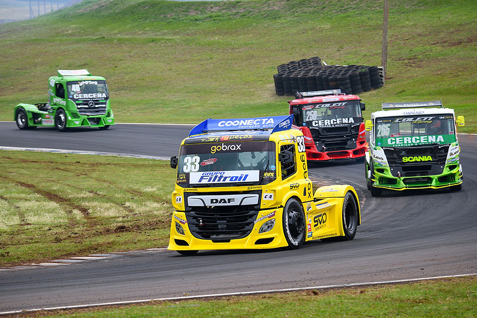 Pilotando um DAF, o paranaense Joãozinho Santa Helena conquistou a vitória na categoria GT Truck (motores eletrônicos), na 7ª etapa da Fórmula Truck, disputada na tarde deste domingo (13), no Autódromo Zilmar Beux, em Cascavel, na região Oeste do Paraná. Ele completou as 32 voltas da prova em 47m25s235 e fez também a melhor volta com o tempo de 1m29s923, andando à média horária de 137,743 km/h.
