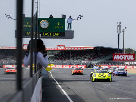 Pietro Fantin encerrou a etapa de Le Mans da Porsche Cup Brasil C6 Bank com sua primeira vitória na categoria. Depois de liderar o primeiro treino livre do fim de semana, o estreante confirmou o desempenho ao vencer a Corrida 2 diante de Antonella Bassani e Miguel Paludo. O resultado também teve reflexos na disputa pelo título, com Jeff Giassi assumindo a liderança do campeonato após o abandono de Marçal Muller.