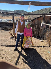 Entregan piernas de cerdo y despensas como apoyo navideño en Balleza