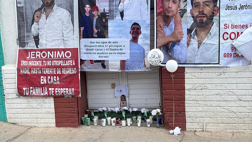 Lonas y veladoras convierten en memorial el lugar de donde desaparecieron Jesús Jeronimo y Jaime Leonides