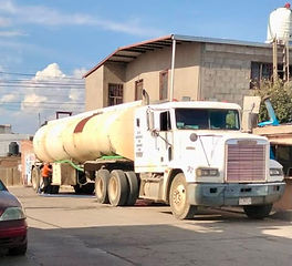 Gobierno de Parral lleva 30 mil litros de agua a vecinos de la colonia Che Guevara