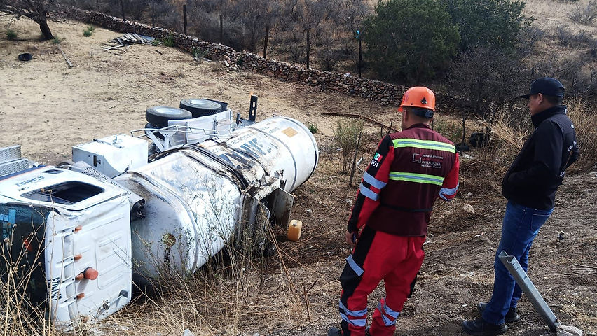 atiende protección civil de santa bárbara accidente de una pipa de diesel