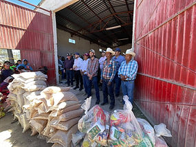 Comunidad menonita y Ayuntamiento de Balleza entregan apoyos a familias de la sierra