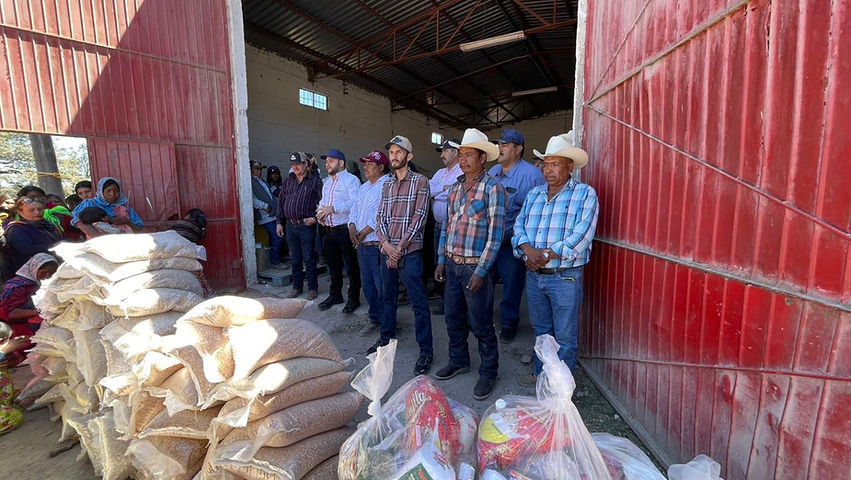 Comunidad menonita y Ayuntamiento de Balleza entregan apoyos a familias de la sierra