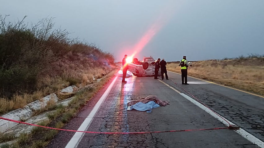 Mujer muere de Parral y dos adultos mayores resultan heridos en volcadura en la carretera Parral–Chihuahua