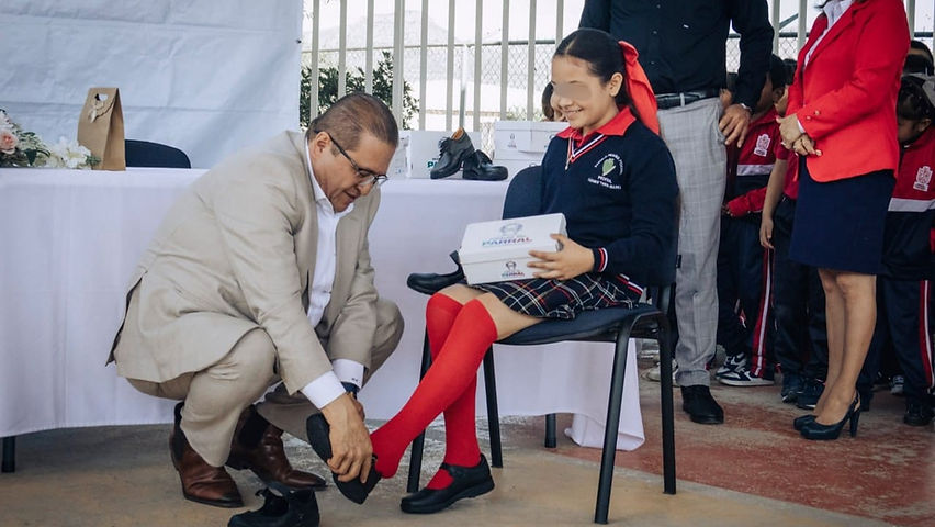 Beneficio Gobierno de Parral a mas de 16 mil estudiantes con calzado y uniformes gratuitos