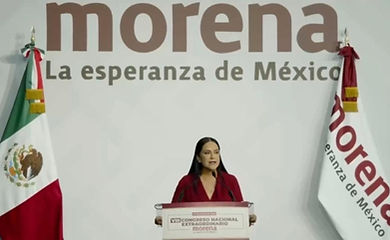 Ciudad de México.– Ariadna Montiel rindió protesta como nueva dirigente nacional de Morena, tras ser electa por unanimidad en el Consejo Nacional del partido, en sustitución de Luisa María Alcalde, quien fue designada como consejera jurídica por la presidenta Claudia Sheinbaum.
A la reunión asistieron mil 828 consejeros quienes fueron reunidos en el World Trade Center de la Ciudad de México, en ese lugar, al ahcer uso de la palabra, la nueva dirigente morenista dejó clara la ruta del partido rumbo a las elecciones de 2027, al advertir que no se permitirá la postulación de candidatos vinculados con actos de corrupción.
“Quien quiera ser candidato en 2027 debe tener una trayectoria impecable”, expresó, al tiempo que llamó a la militancia a realizar un “examen de conciencia” y denunciar cualquier irregularidad dentro de los gobiernos emanados de Morena.
La nueva dirigente subrayó que, incluso si algún aspirante resulta ganador en procesos internos como encuestas, no será postulado si existen evidencias de conductas indebidas. “En Morena los corruptos no tienen cabida”, enfatizó.