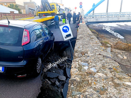 [Auto resta in bilico sulla voragine a ridosso del Ponte di Calderà, sfiorata la tragedia]