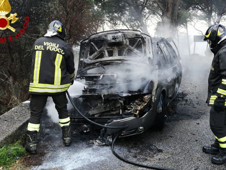 Auto in fiamme a Salice, Vigili del fuoco mettono in sicurezza  l'area