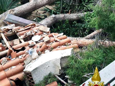 [Danni in provincia di Messina per forte vento, con diverse squadre Vigili del fuoco sul territorio]
