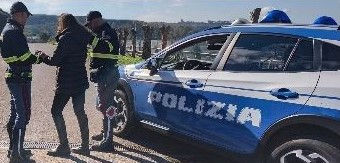 Intervento della Polizia stradale in autostrada per soccorrere una donna in evidente stato confusionale