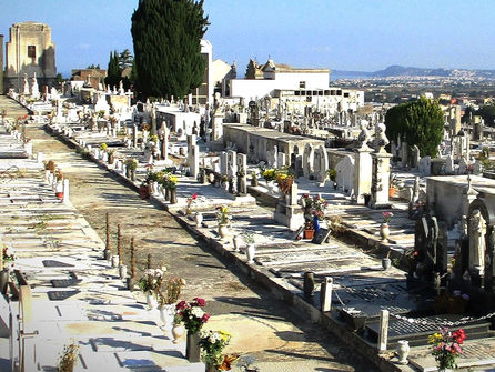 <Barcellona [Al Cimitero si lavora per renderlo presentabile per la commemorazione dei defunti>