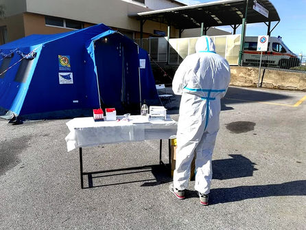 Triage Cutroni Zodda: >si rivede la lunga fila di auto, con persone a bordo, in attesa dei tamponi<
