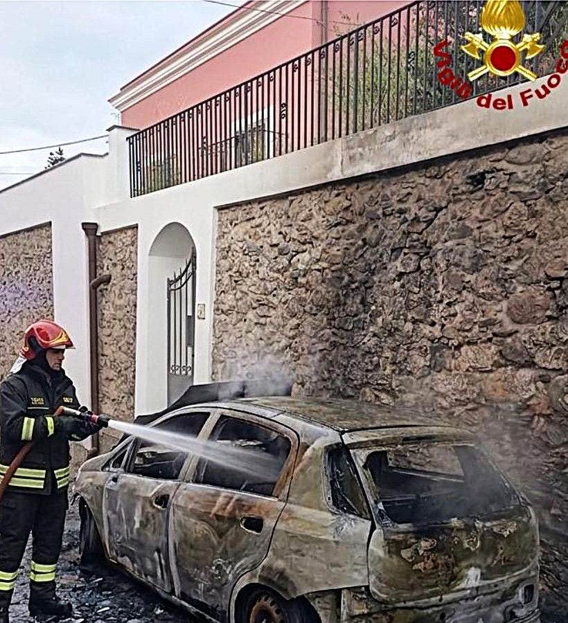 Auto in fiamme a Milazzo, intervengono i Vigili del fuoco