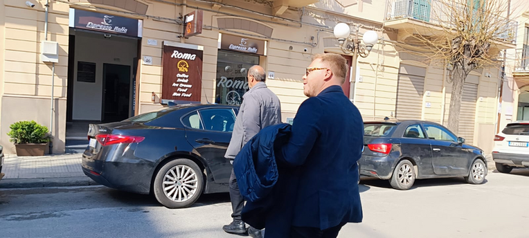 Ismaele La Vardera, coraggioso e con la schiena dritta: a Barcellona con la scorta a sostegno di Bongiovanni