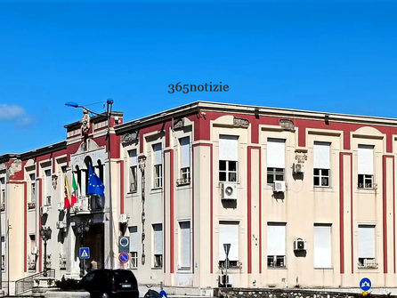 [Revoca aumenti indennità di sindaco, 7 assessori e presidente, lo chiedono 8 consiglieri comunali]