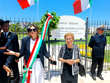 Barcellona [10° Anniversario del Maggiore La Rosa, l'assessora Angelita Pino per l'omaggio floreale]