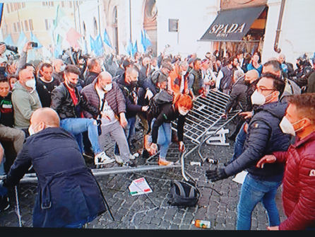 Manifestazione a Roma. Protestano i ristoratori italiani con tensione a Montecitorio