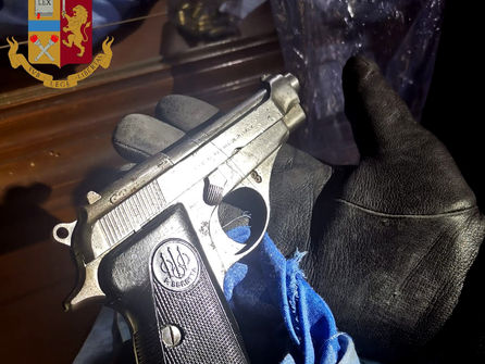 Continua a macchia d'olio lo spaccio in provincia. Fermato pusher, sequestrata pistola e marijuna