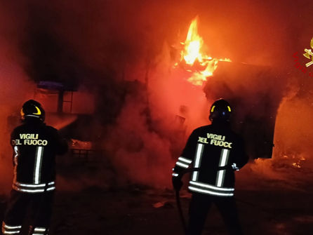 [ I Vigili del fuoco spengono incendio nel piazzale di un'officina nella zona industriale di San Filippo del Mela ]