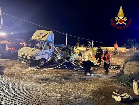 [Incidente stradale, intervengono i Vigili del fuoco per le conseguenze del sinistro] 