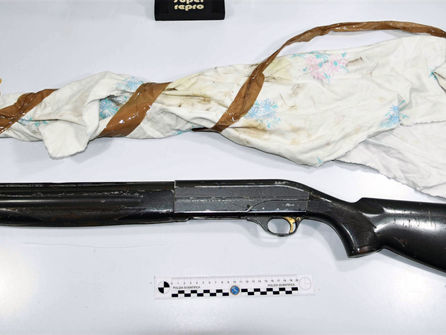 Sequestrati un fucile da caccia calibro 12 a canne mozze, cocaina e 700 euro. Tre persone arrestate