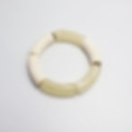Miniature : Bracelet Colette blanc posé sur un fond blanc vue de haut