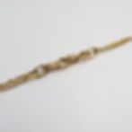 Bracelet Claire en acier inoxydable posé sur fond blanc