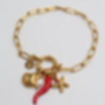 bracelet breloques posé sur fond blanc