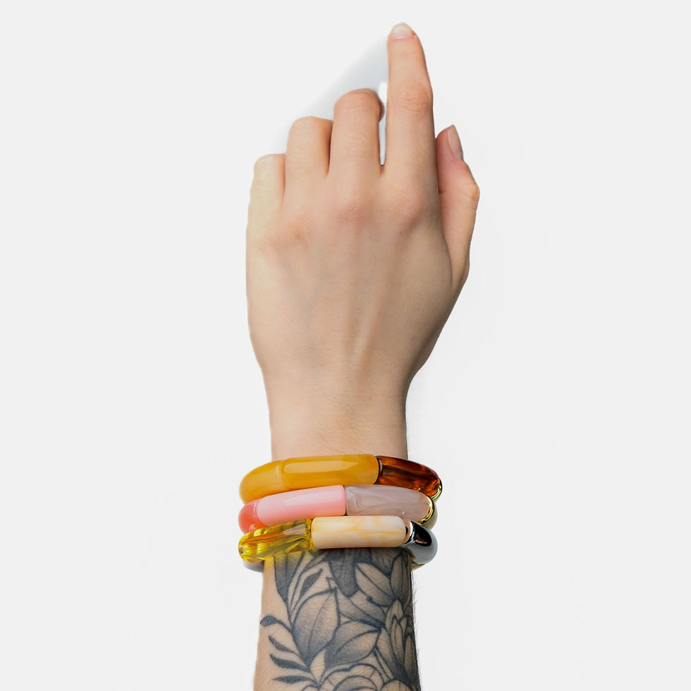 Miniature : Composition de bracelets Colette aux tons marrons portée sur fond blanc