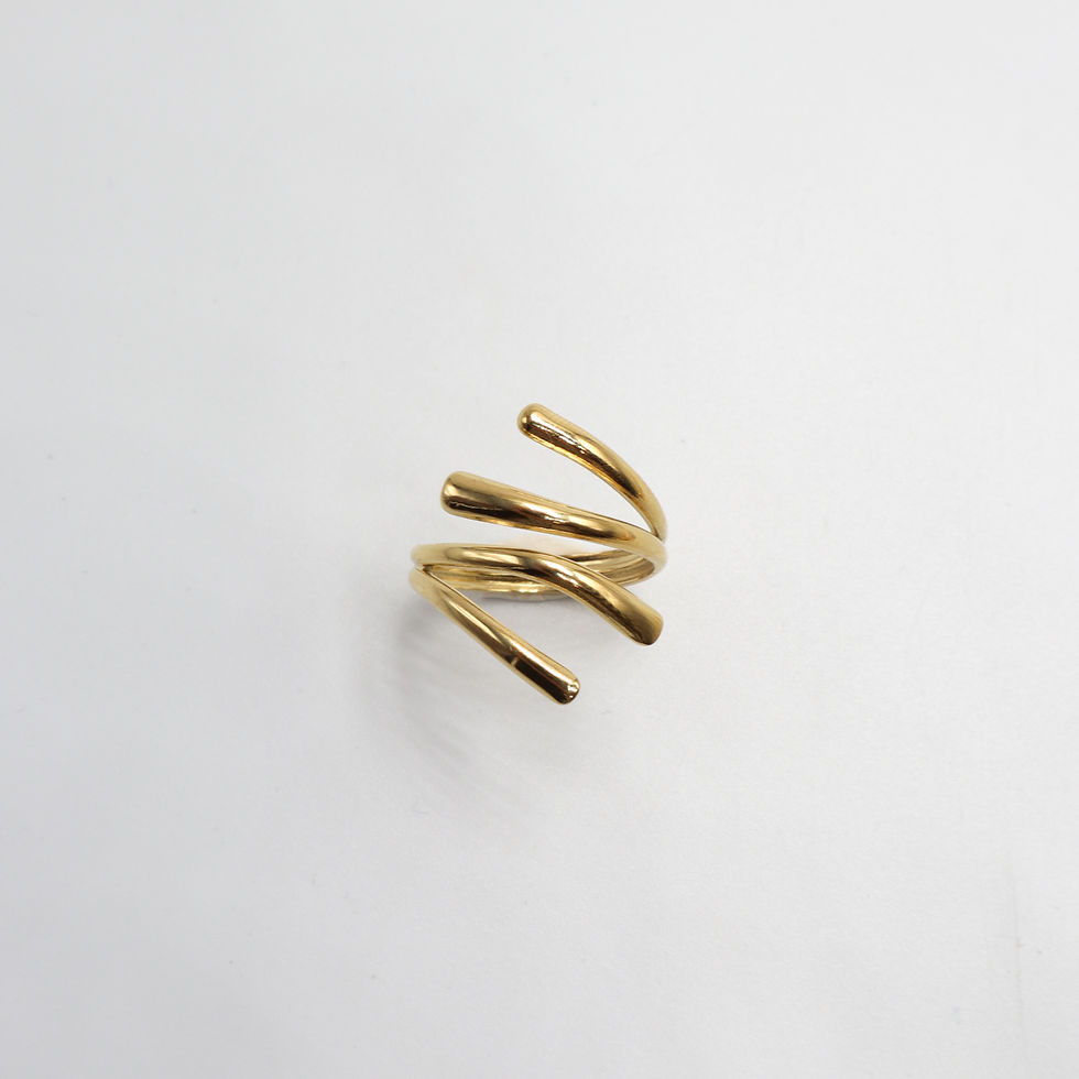 Miniature : Bague Théa en acier doré posée sur un fond blanc vue de haut