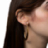 Boucles Séléna portées sur l'oreille