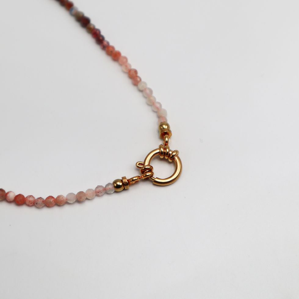 Collier Éva rose posé sur un fond blanc