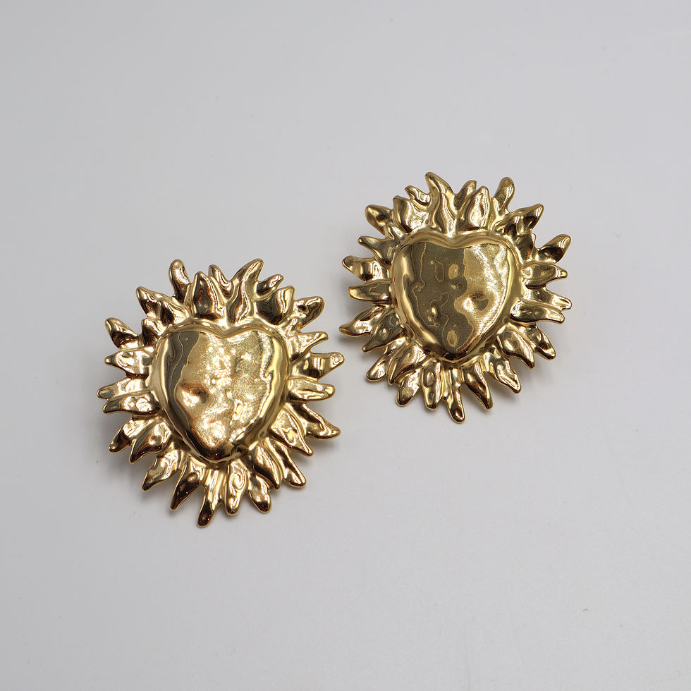 Boucles Isabelle en forme de coeur posées sur un fond blanc